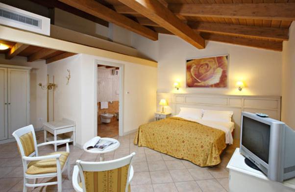 Hotel Gabarda Carpi Phòng bức ảnh