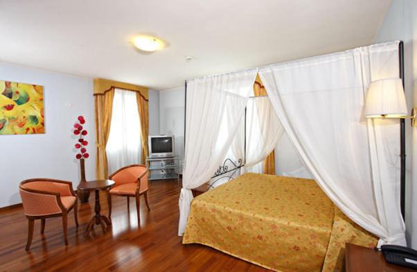 Hotel Gabarda Carpi Phòng bức ảnh