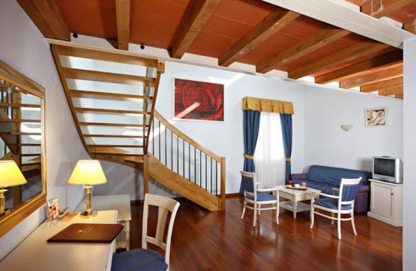 Hotel Gabarda Carpi Phòng bức ảnh