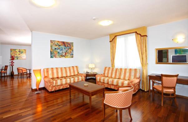 Hotel Gabarda Carpi Ngoại thất bức ảnh